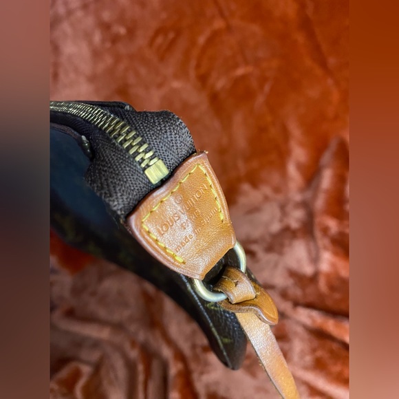 Louis Vuitton Vintage Monogram Pochette - Picture 4 of 7